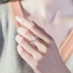 creative-love-hug-silver-color-ring-fash_main-0.jpg