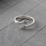 creative-love-hug-silver-color-ring-fash_main-0.jpg